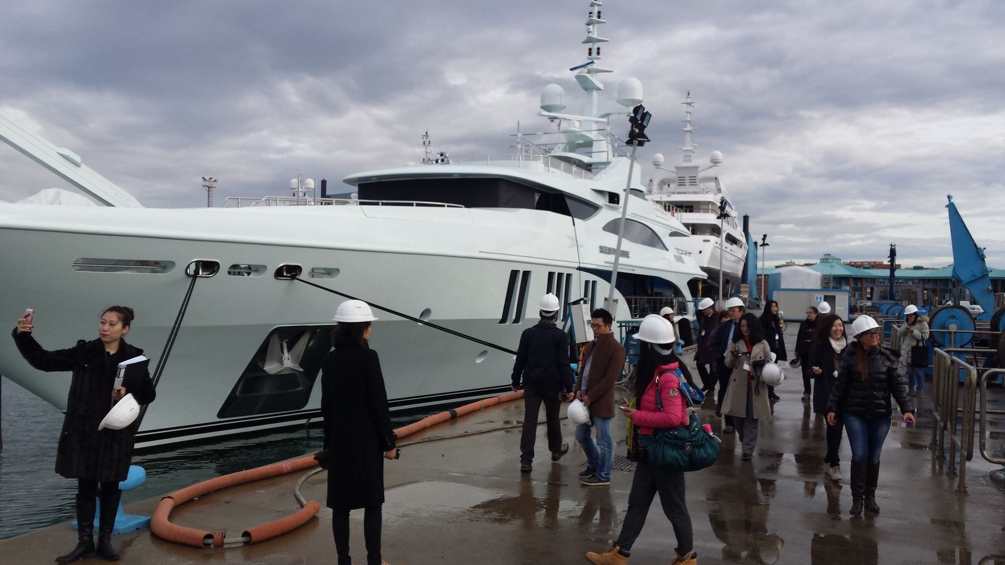 Sei prestigiose testate giornalistiche cinesi visitano i cantieri navali in Versilia