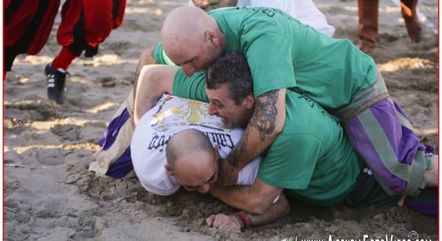 Botte da orbi sul lungomare: è arrivato il calcio storico fiorentino. Le foto