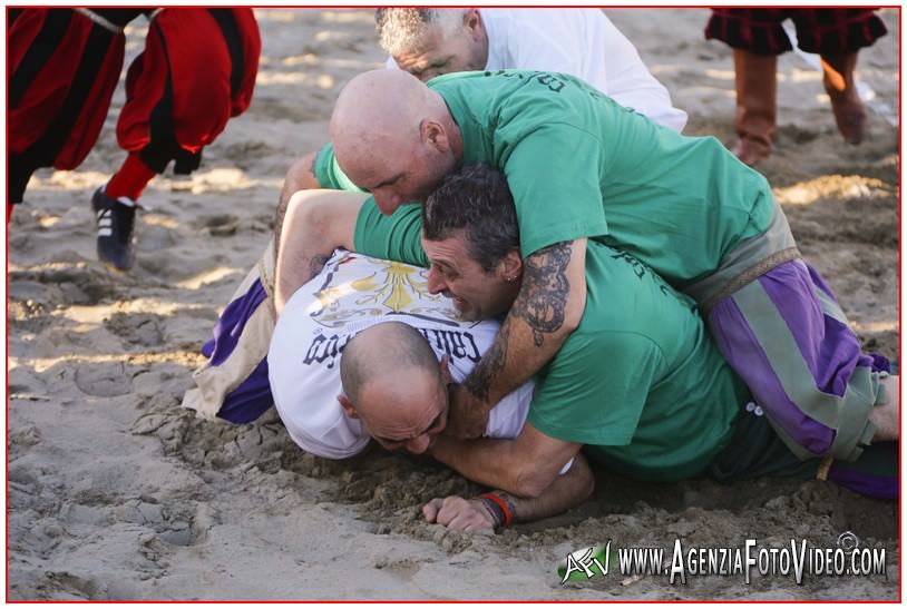 Botte da orbi sul lungomare: è arrivato il calcio storico fiorentino. Le foto