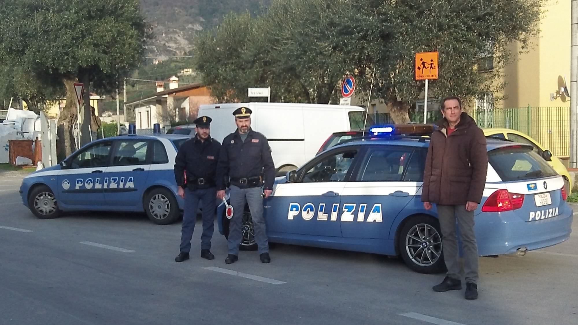 Lite per la strada, un uomo rimane ferito in terra