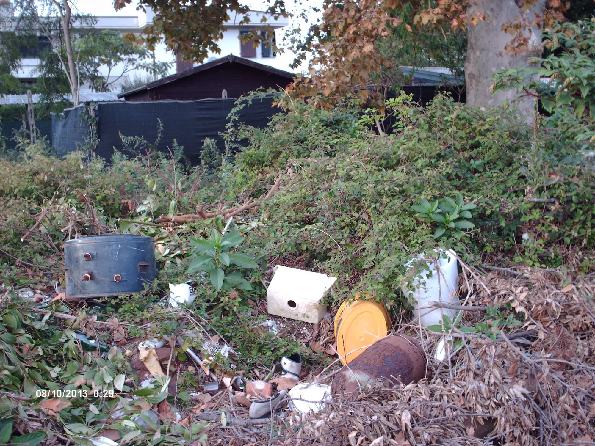 Discarica a cielo aperto nel Parco al confine tra Torre del Lago e Vecchiano