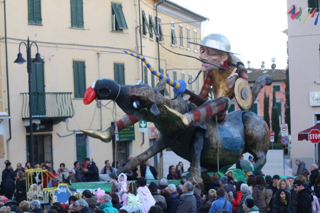 A Pietrasanta sospesi i parcheggi a pagamento nelle domeniche del Carnevale