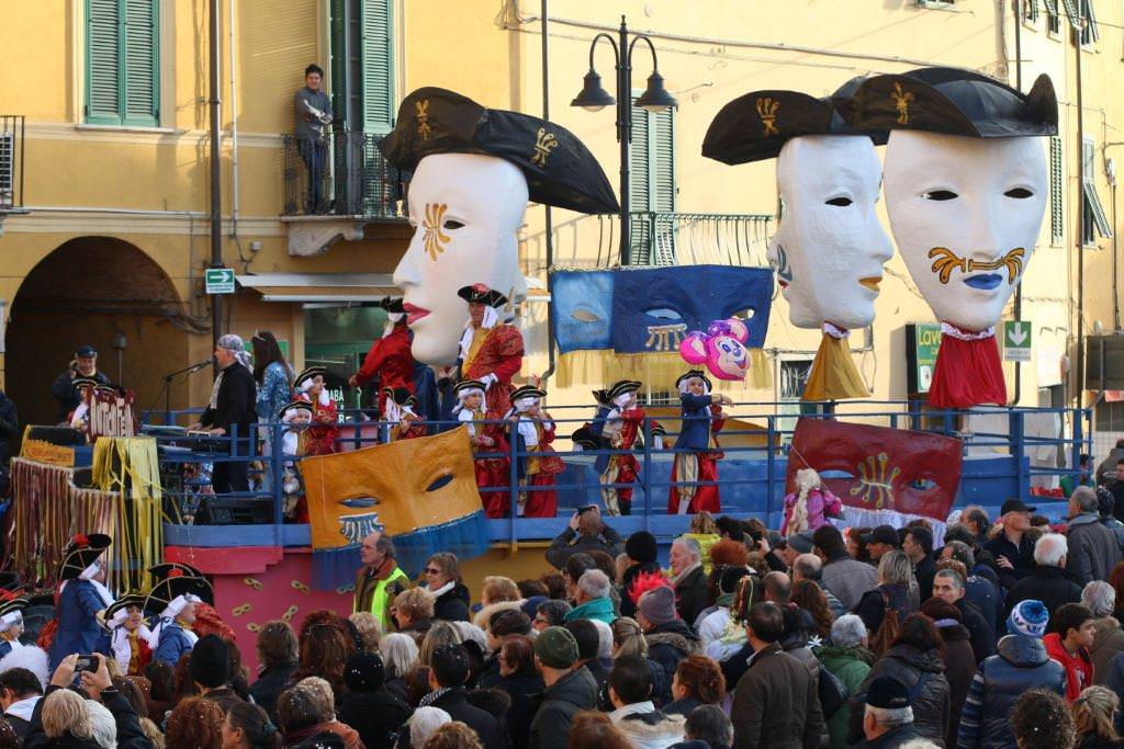 Gli appassionati di Harry Potter si radunano al Carnevale di Pietrasanta