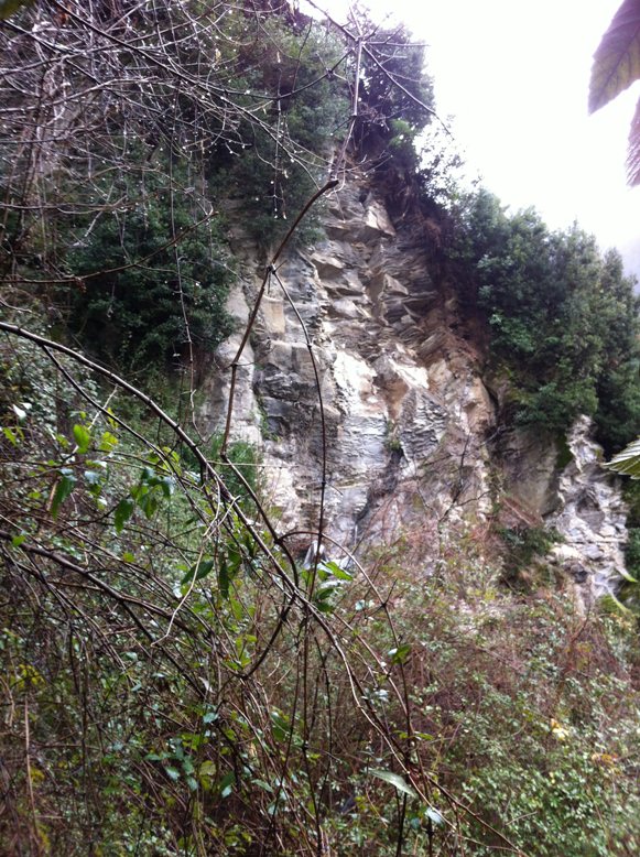 Frana a Cardoso-Vallinventre, viabilità limitata sulla strada per Pruno e Volegno