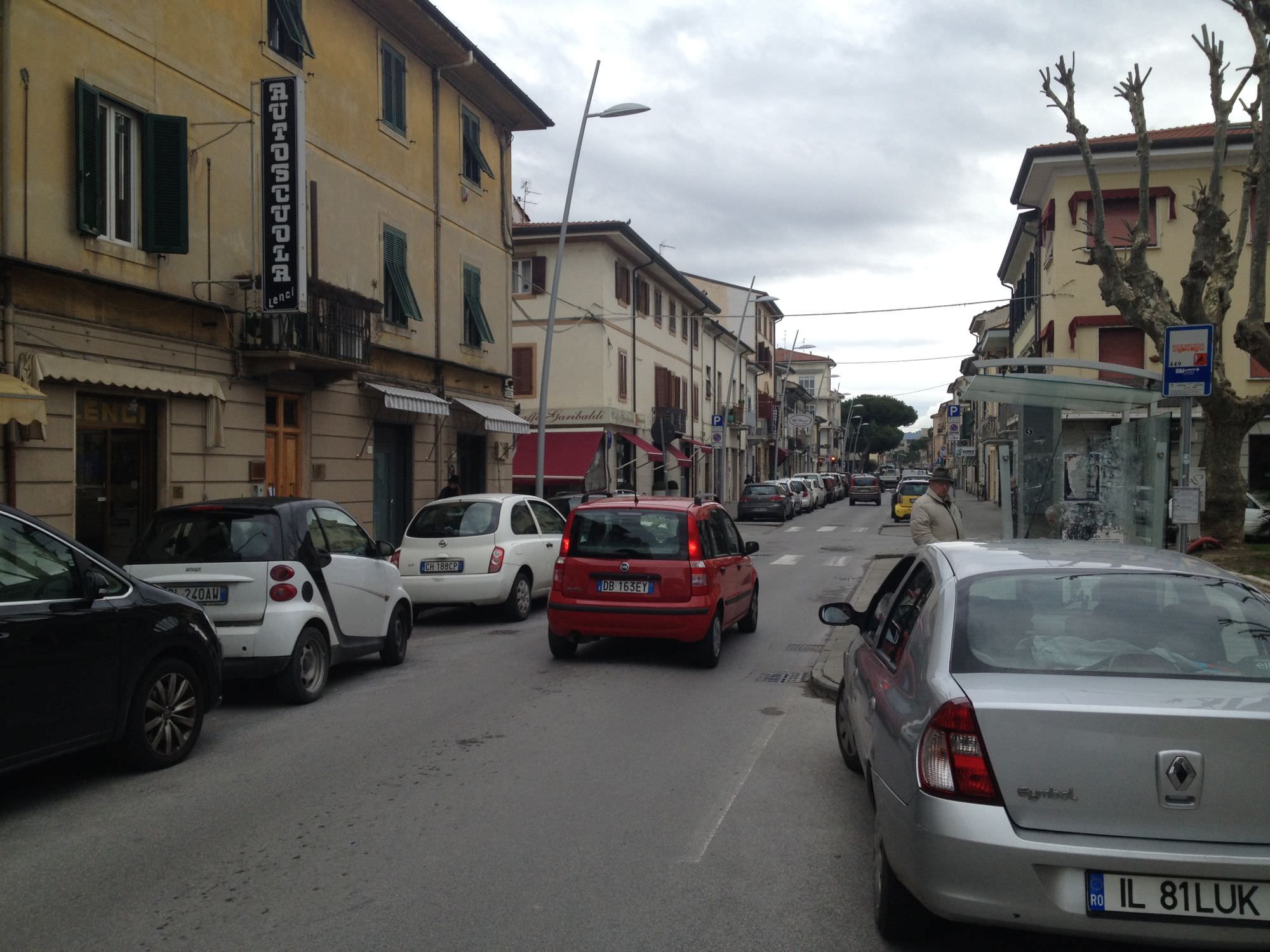 Il marciapiede di via Garibaldi è un campo minato, uomo cade e si ferisce