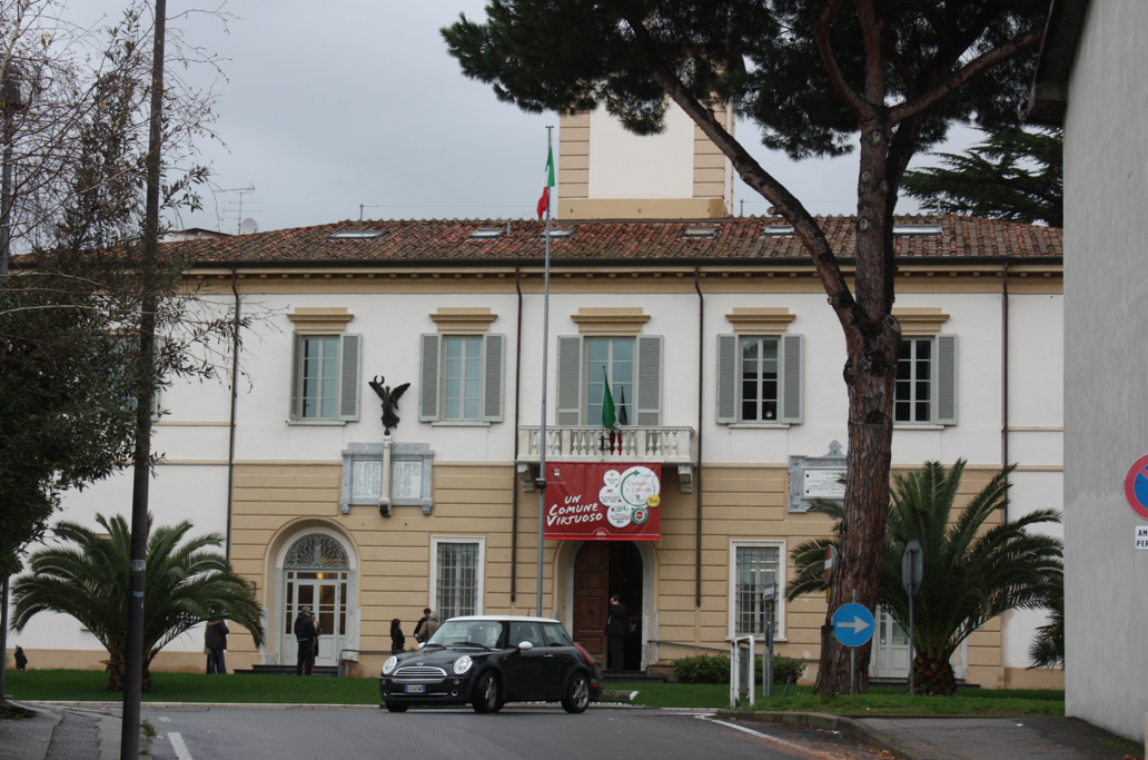 Palloncini blu sul municipio di Massarosa per la giornata sull’autismo