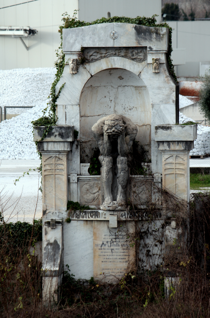 I segreti del cimitero di Querceta. A spasso con Galatea Versilia