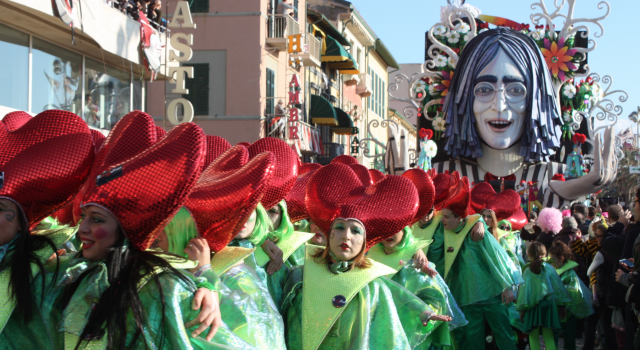 Coreografie che passione, i cortei dei carri protagonisti del Carnevale di Viareggio