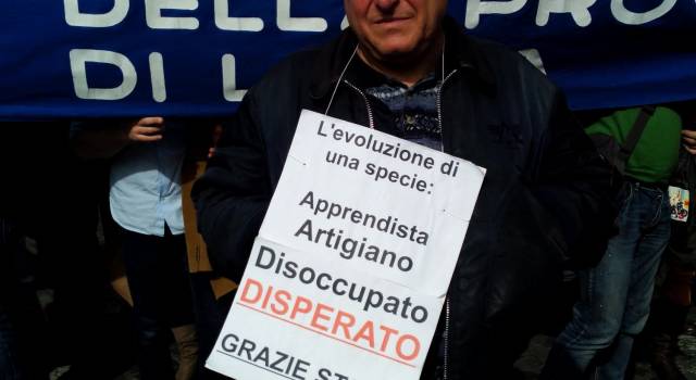 “Apprendista artigiano disoccupato disperato, Grazie Stato”. Il viareggino Giuliano Bandoni protesta a Roma
