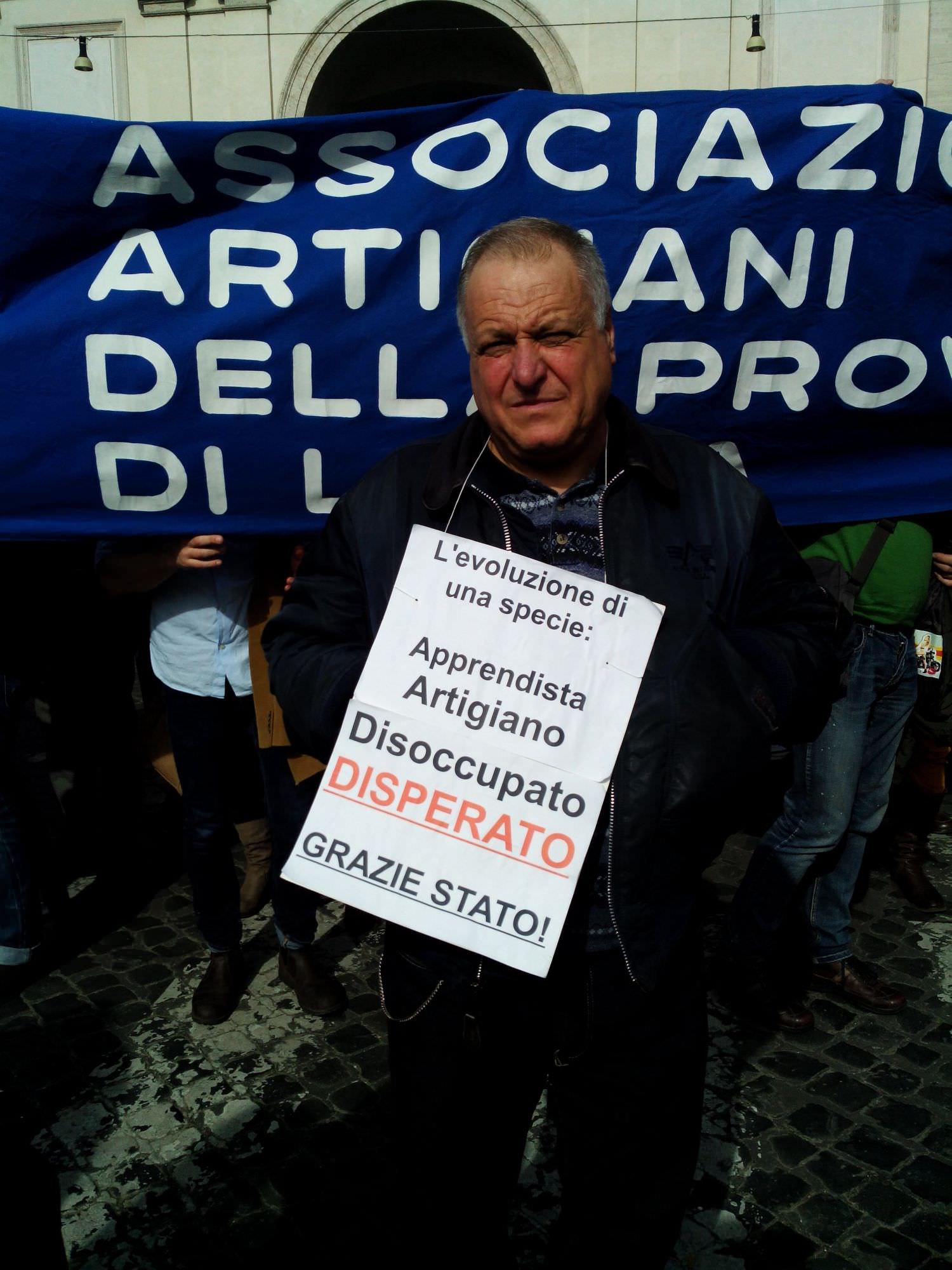 “Apprendista artigiano disoccupato disperato, Grazie Stato”. Il viareggino Giuliano Bandoni protesta a Roma