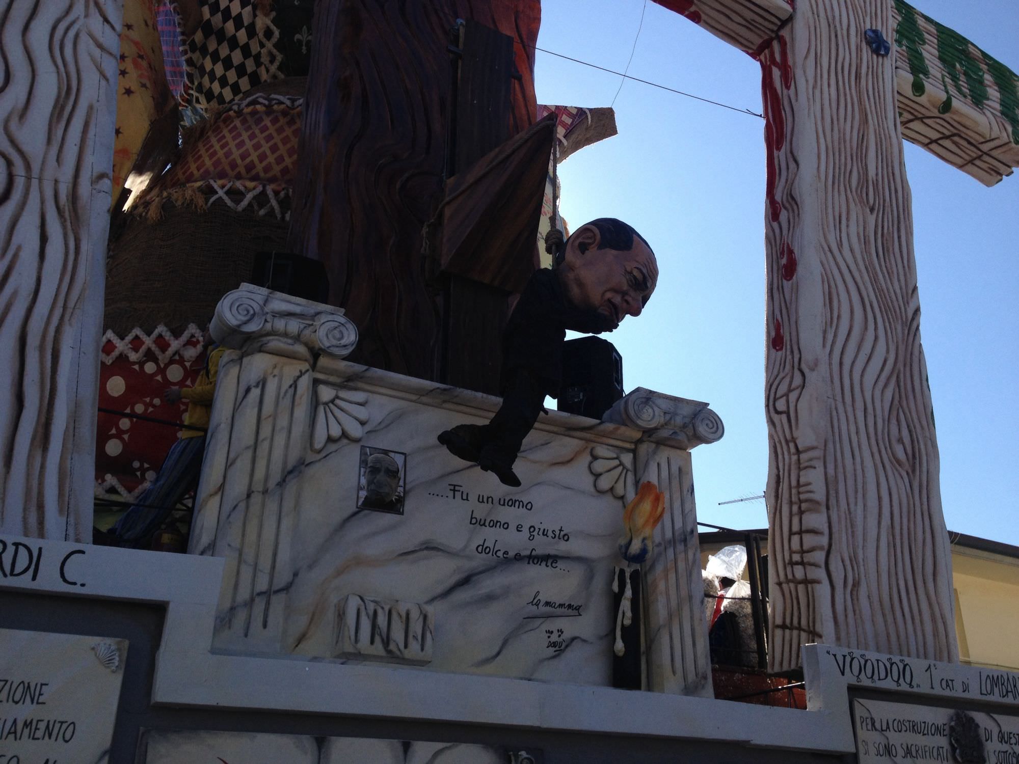 Carnevale 2014. Berlusconi ancora al cappio sul carro di Carlo Lombardi di fronte all’onorevole Bergamini