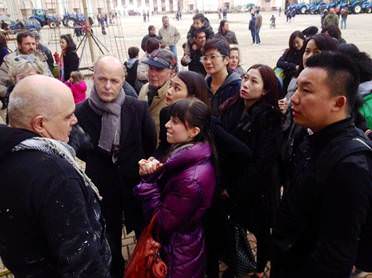 Giornalisti cinesi in visita alla Cittadella del Carnevale, tutti ammaliati dai carri