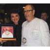 Il cuoco del ristorante “Da Nara” consegna ad Arisa la targa di Vetrina Toscana