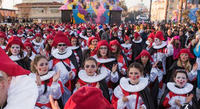 Il commercio promuove il Carnevale: sconti per gli ingressi a chi acquista dei negozi di Viareggio