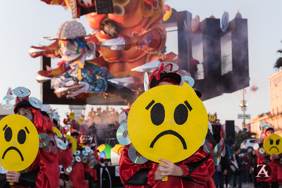 Ai corsi del Carnevale di Viareggio bombolette spray in vendita nonostante i divieti