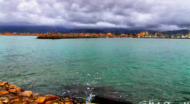 A Viareggio il mare torna balneabile, ordinanza di divieto revocata