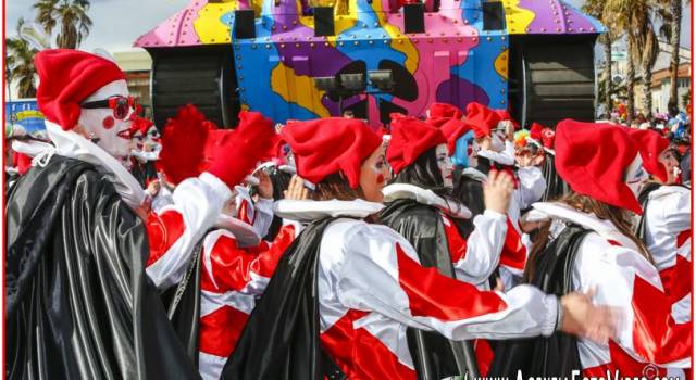 Il Carnevale di Viareggio protagonista di &#8220;L&#8217;Italia vista dal bar&#8221; de I Perturbazione (video)