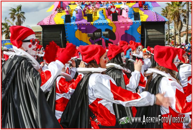 Il Carnevale di Viareggio protagonista di “L’Italia vista dal bar” de I Perturbazione (video)