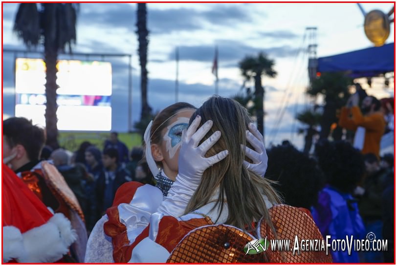 Un bacio collettivo al Carnevale di Viareggio