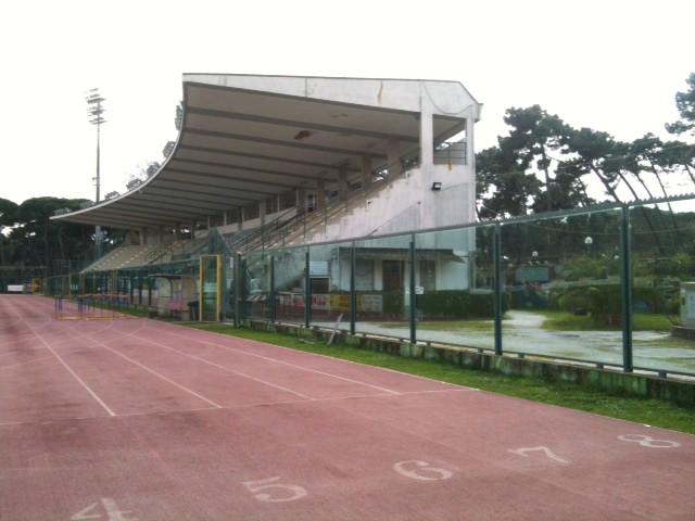 Tribuna “Family” dello stadio dei Pini chiusa dopo la caduta dei calcinacci