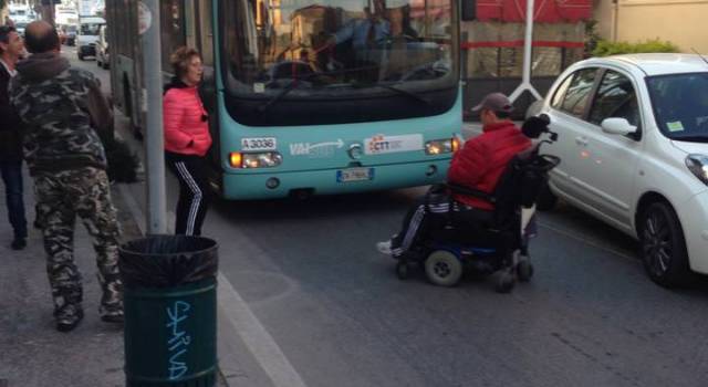 Pedana dell&#8217;autobus difettosa, disabile blocca il traffico