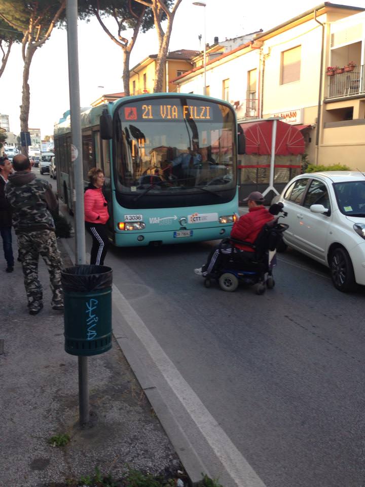 Pedana dell’autobus difettosa, disabile blocca il traffico