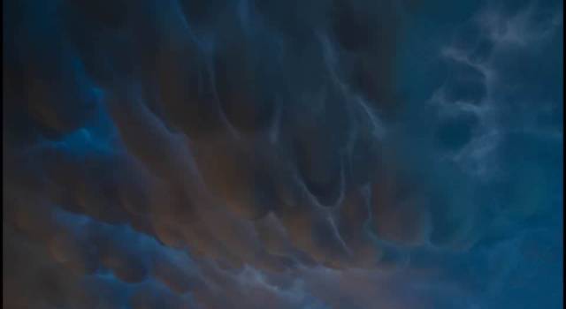 Le strane nubi che attraversano la Versilia fanno il giro del web