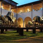 Folla e suggestione sotto la pioggia per l'inaugurazione di "Lapidarium" 1 (Foto: Emma Leonardi)