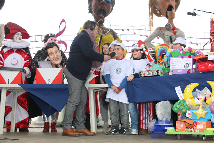 La Fondazione Carnevale cambia idea, entrano gratis alle sfilate solo i bimbi viareggini