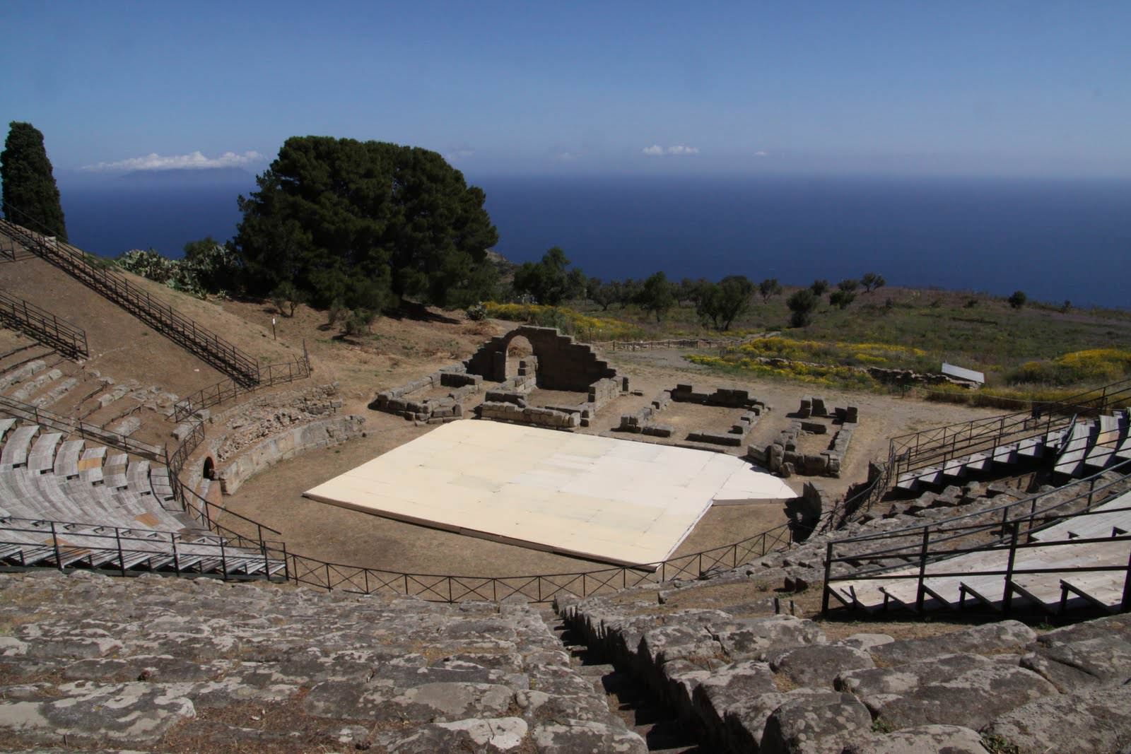 Viaggio, vacanza e workshop al Teatro Greco di Tindari con il Piccolo Teatro della Versilia