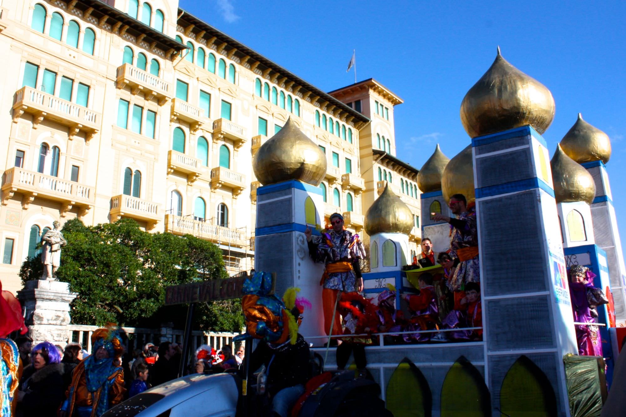 Scade il 30 dicembre la richiesta per le tessere di servizio per il Carnevale di Viareggio