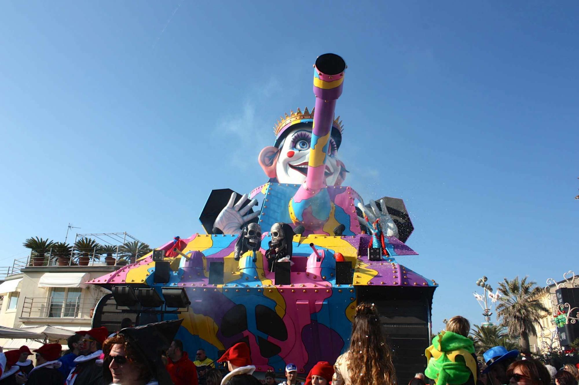 Carnevale di Viareggio, cinque corsi anche per il 2015: possibile sfilata in notturna