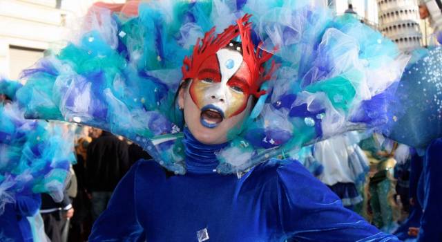 L&#8217;outfit di Carnevale. Moda e costumi a bordo dei carri di Viareggio