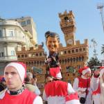 Carnevale 2014. Don Matteo Renzi porta in trionfo Andrea Pucci nelle maschere isolate 4 foto Marco Pomella
