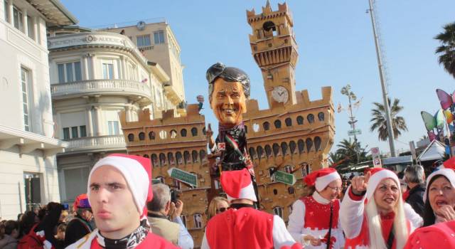 Carnevale di Viareggio 2014. Andrea Pucci e il suo don Renzi vincono le mascherate isolate