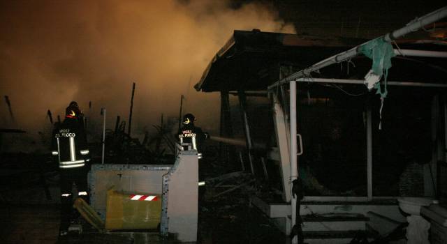 Incendio in Passeggiata, due bagni distrutti e danni ad un terzo stabilimento