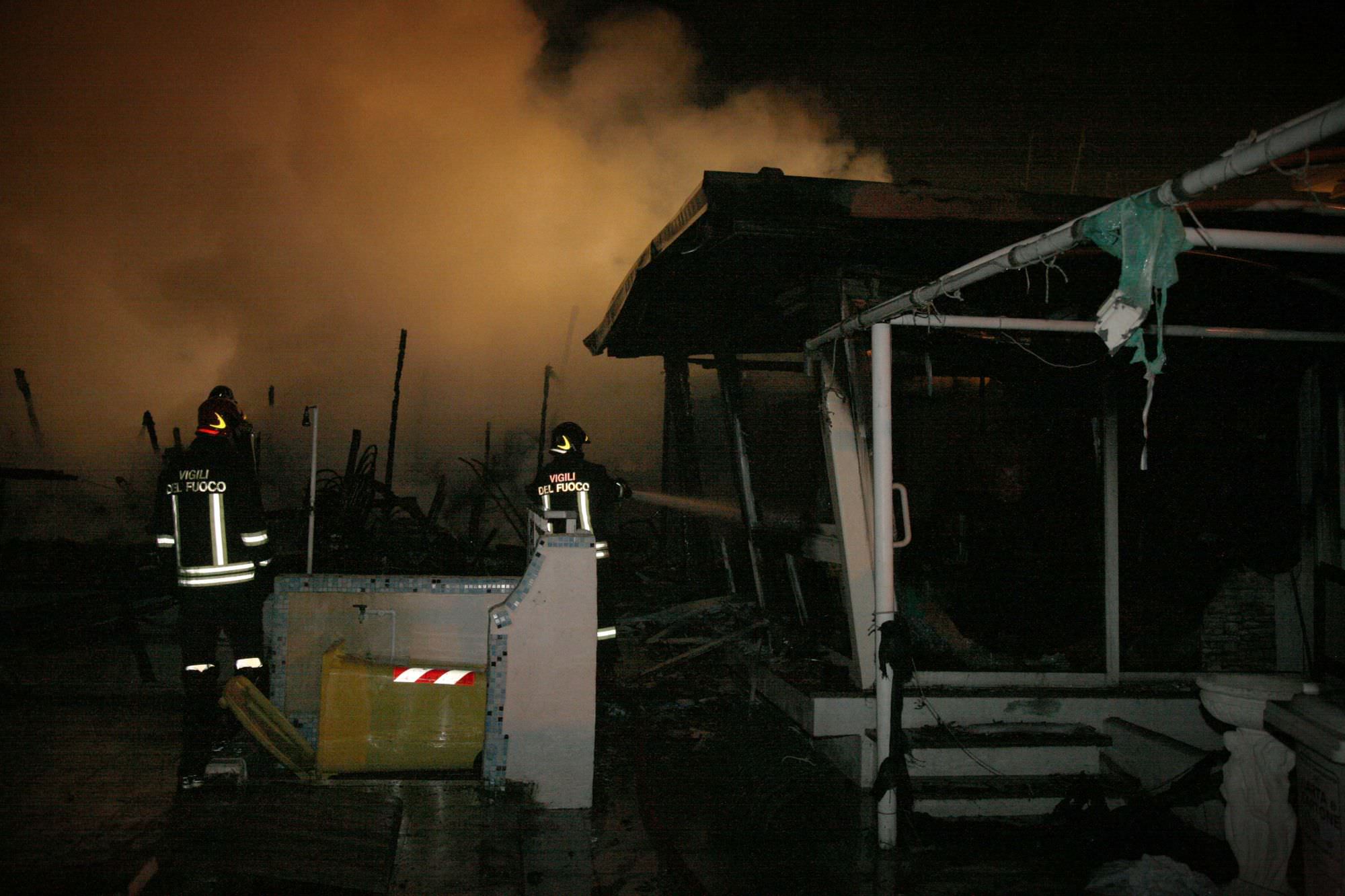 Incendio in Passeggiata, due bagni distrutti e danni ad un terzo stabilimento