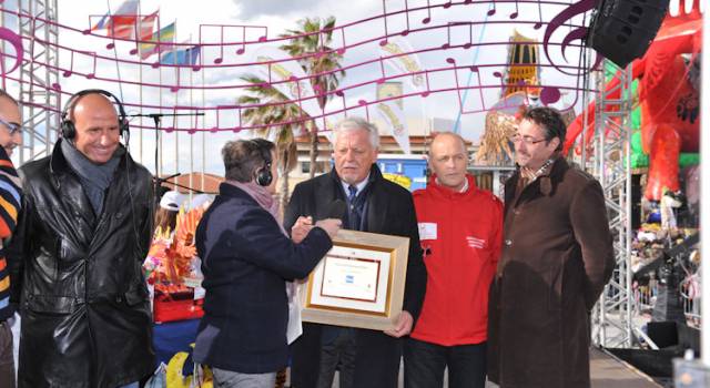 Il Carnevale di Viareggio visto in tv: la pioggia risparmia Burlamacco per la diretta Rai