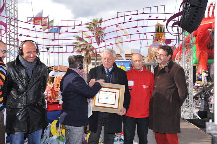 Il Carnevale di Viareggio visto in tv: la pioggia risparmia Burlamacco per la diretta Rai