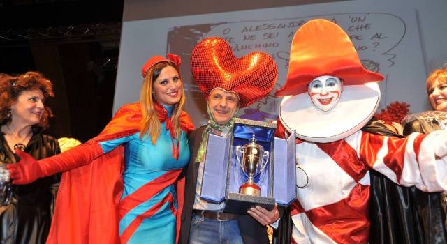 Posti in piedi per il Gran Galà del Carnevale, trionfo per Avanzini vestito da &#8220;fragolone&#8221;