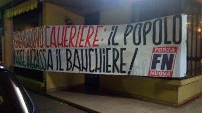 “Renzi il nuovo cameriere”, striscione di Forza Nuova alla sede del Pd di Viareggio