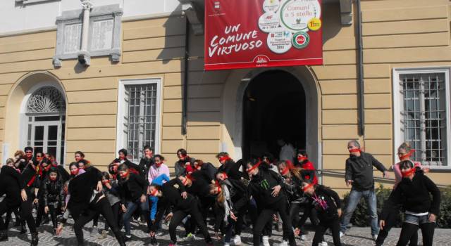 Otto marzo a Massarosa, il flash mob contro la violenza sulle donne