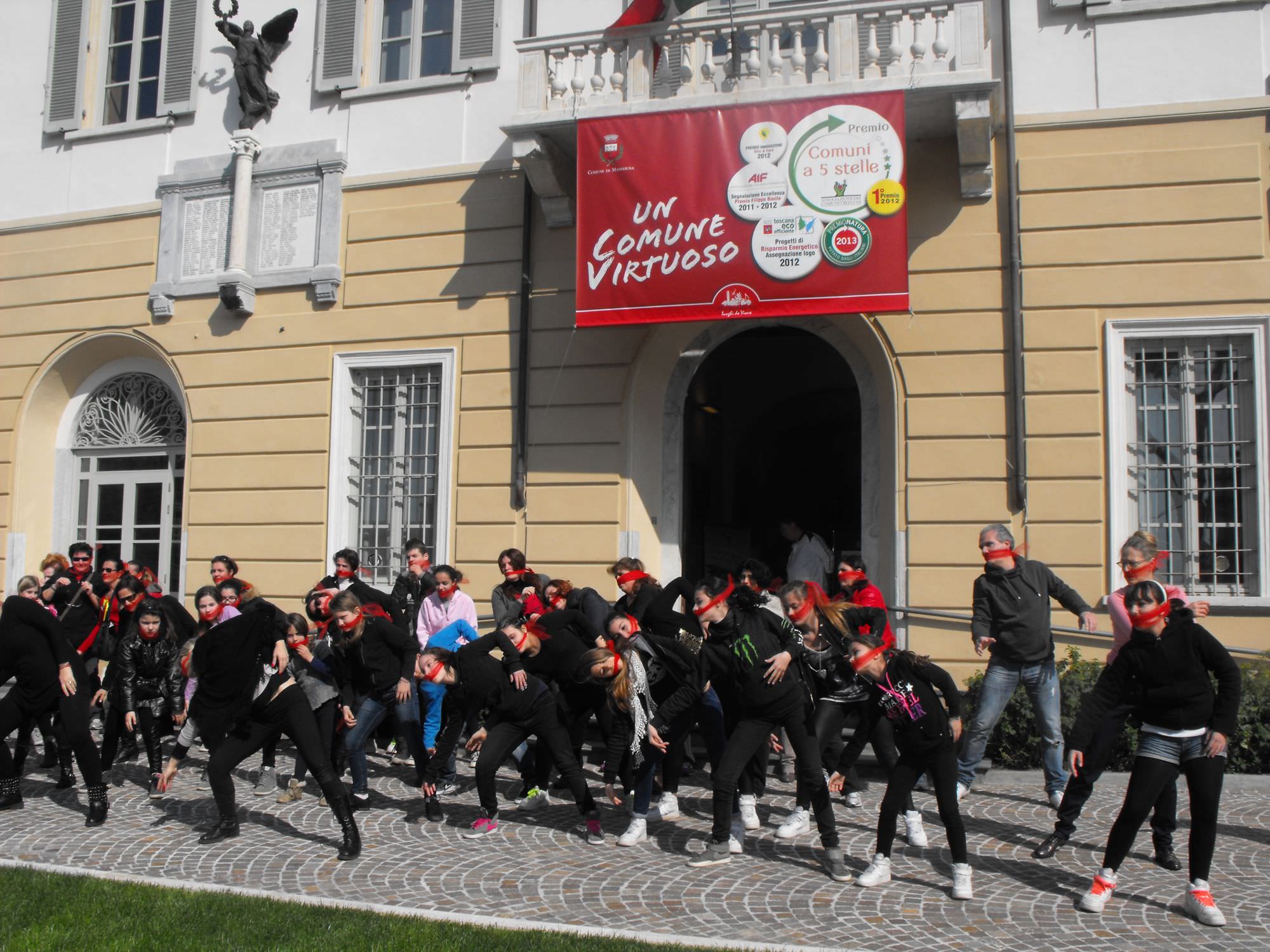 Otto marzo a Massarosa, il flash mob contro la violenza sulle donne