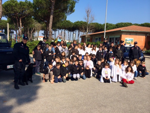 Carabinieri a scuola. Bambini a lezione di legalità