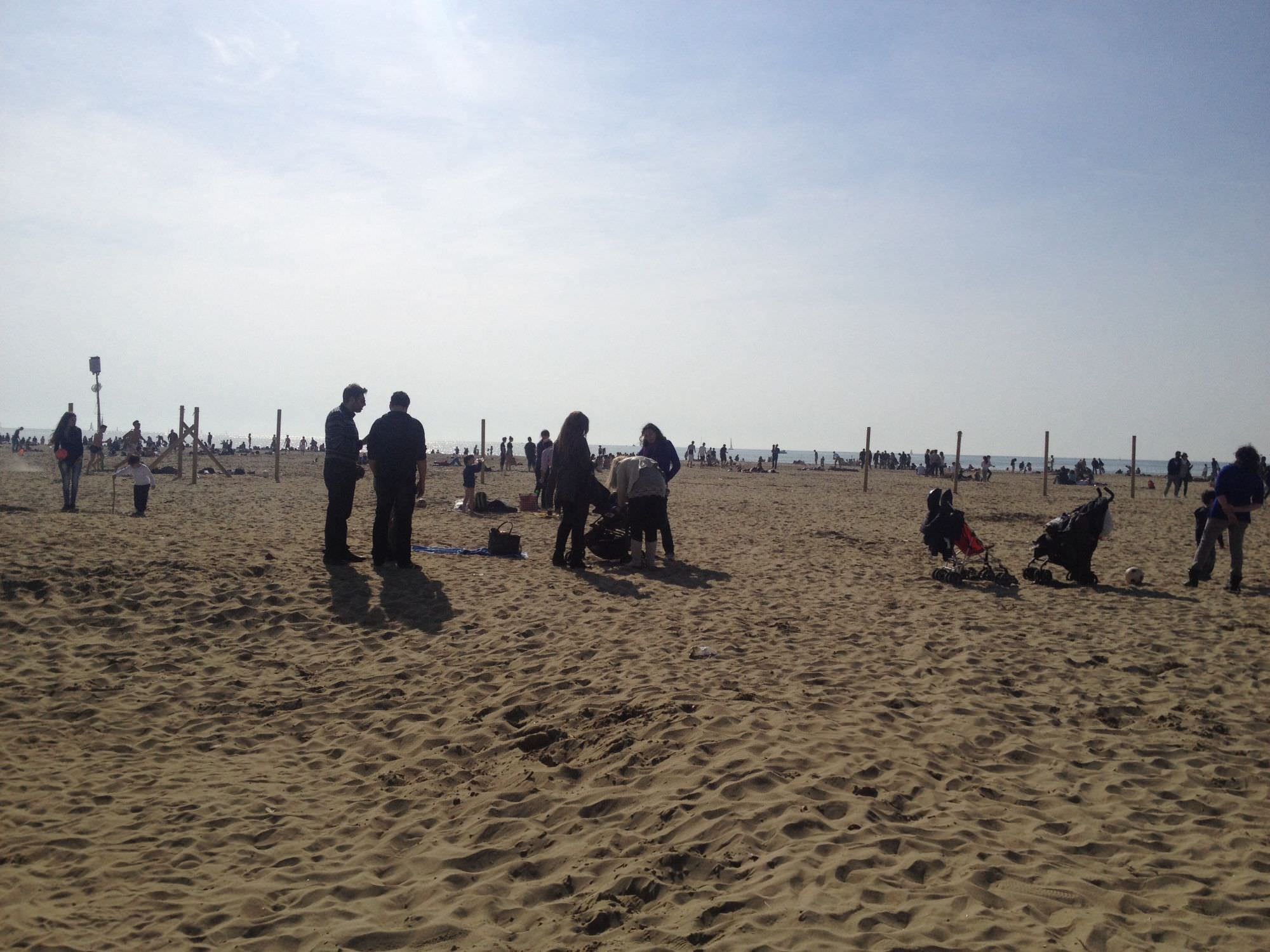 Tanta gente in Versilia per Pasqua. E c’è chi tenta la prima tintarella