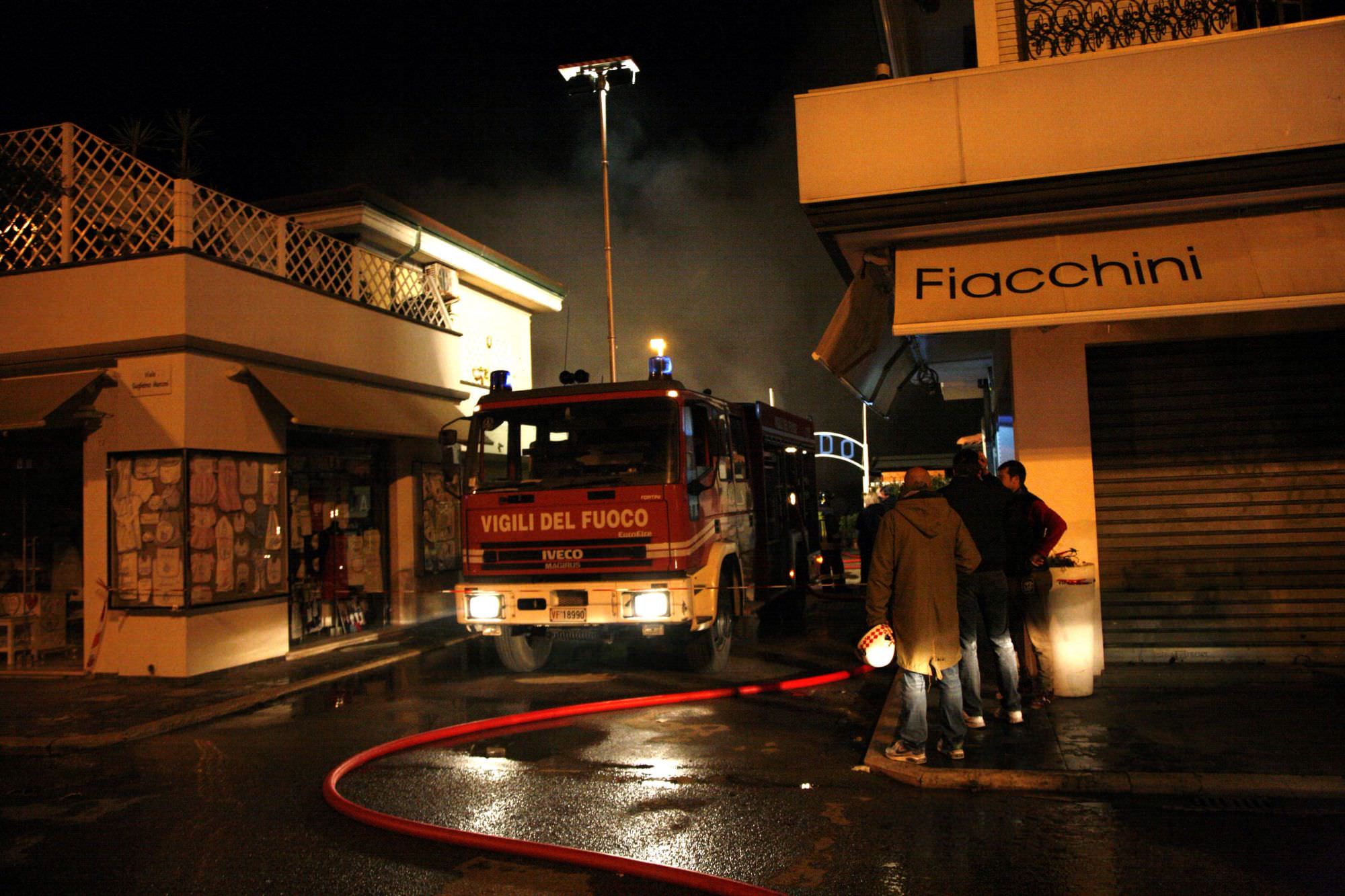 Incendio in Passeggiata, devastati due stabilimenti balneari