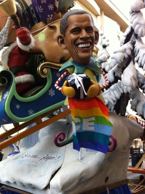 Carnevale 2014. Bandiera della pace per Obama e Putin. Nuovo look per Beppe Grillo