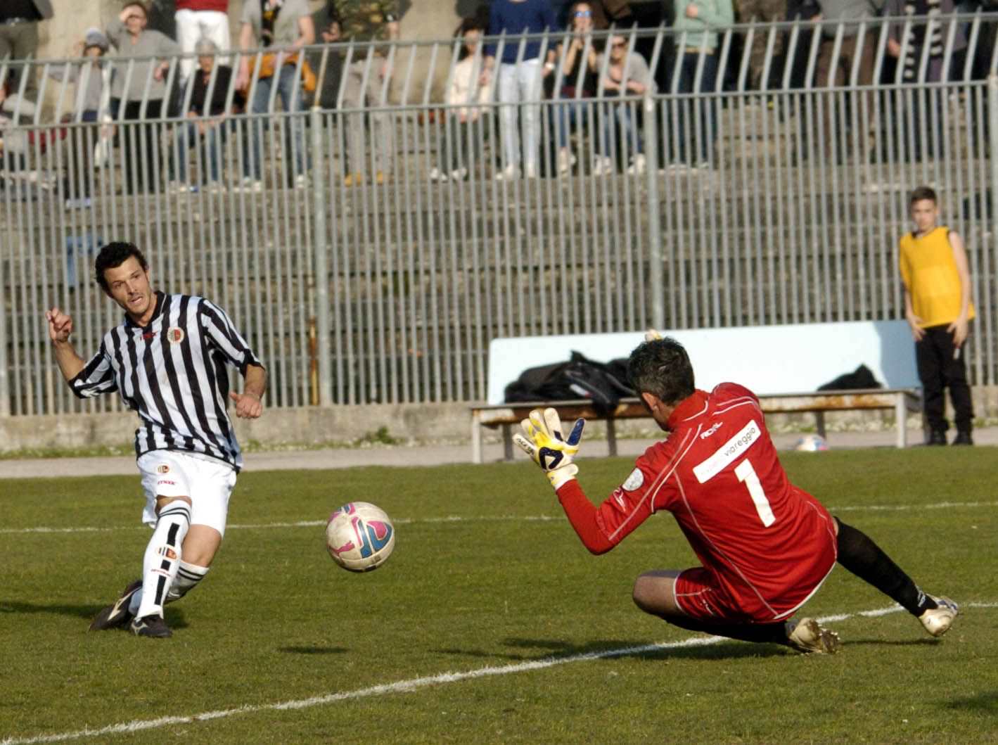 Serie D, primo confronto di campanile. Il Seravezza Pozzi ospita il Viareggio