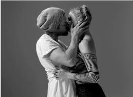 “First kiss”, il primo bacio tra sconosciuti tutto viareggino. Tra ironia e critiche