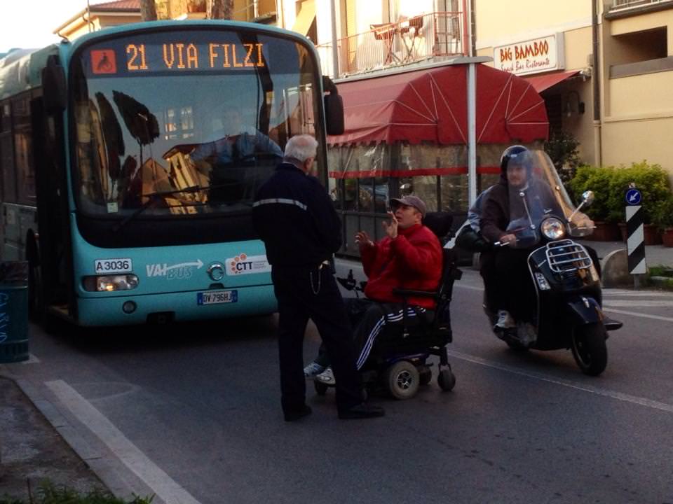 Il ragazzo disabile blocca un altro pullman